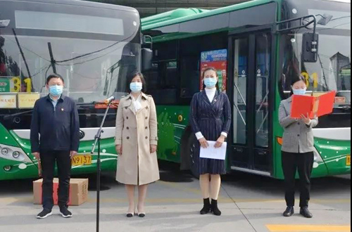 巾幗建功展英姿，獻(xiàn)身公交創(chuàng)佳績(jī)——市婦聯(lián)領(lǐng)導(dǎo)為我司“三八紅旗集體”等榮譽(yù)頒獎(jiǎng)授牌