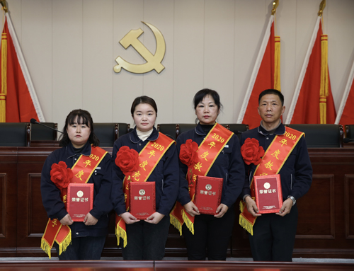 0207 從左至右依次為 點(diǎn)鈔能手王璐、充值能手孫昭娣、教學(xué)能手王慧娟、孫衛(wèi)東.jpg