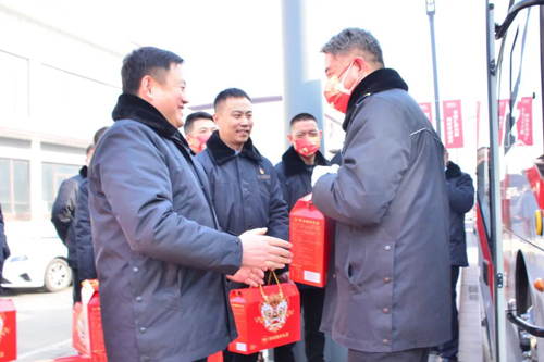 進(jìn)站點！集團(tuán)領(lǐng)導(dǎo)與一線職工共度新春