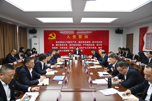 打好“收官戰(zhàn)” 謀好“開局篇”！洛陽公交集團(tuán)召開11月董事長月調(diào)度會02.JPG